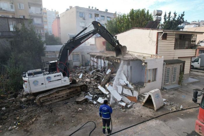 Mersin'de a��r hasarl� bina kontroll� �ekilde y�k�ld�