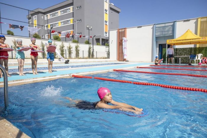Mersin'de 7'den 70'e herkes elenerek yzme reniyor