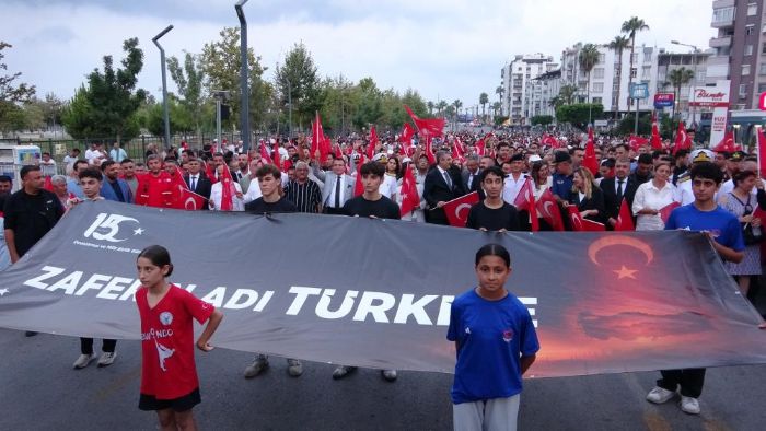 Mersin'de 15 Temmuz anma yry dzenlendi, demokrasi nbeti tutuldu