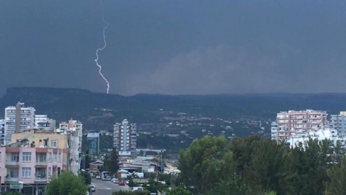 Mersin'in yksek kesimlerinde yamur, sahilde yldrmlar etkili oldu