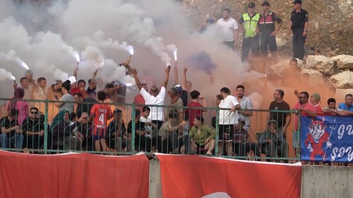 Byle futbol turnuvas grlmedi: Ma tepelerden izlediler