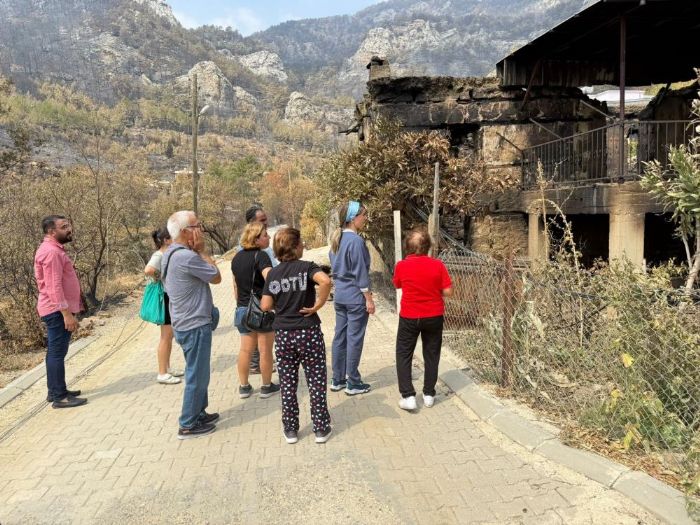 Ersin, yangnda evleri zarar grenlerle bir araya geldi