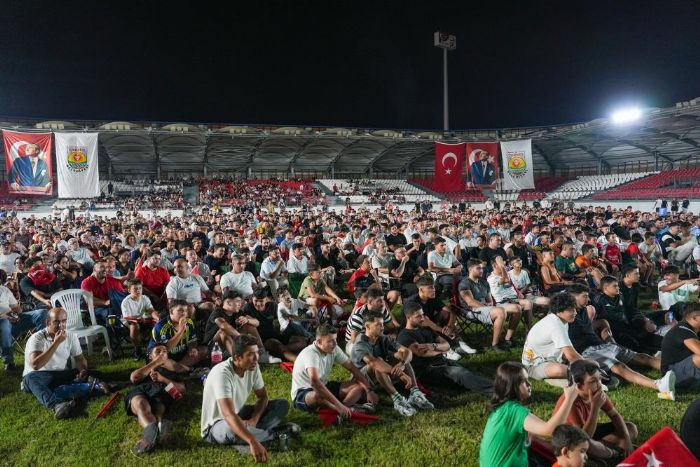 Tarsusta A Milli Takm ma cokuyla izledi