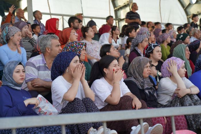 Kad�nlar�n ilgi g�sterdi�i futbol turnuvas� ba�lad�: Tepeler seyirciyle doldu