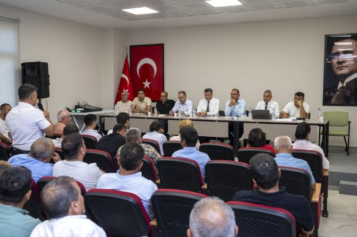 Silifke'de mahalle muhtarlar� isti�are toplant�s�nda bulu�tu