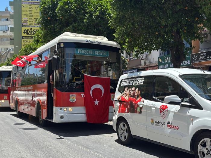 Tarsus'ta milli heyecan caddelere ta�t�