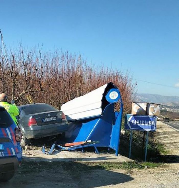 Mersin'de otomobil otob�s dura��na �arpt�: 2 yaral�