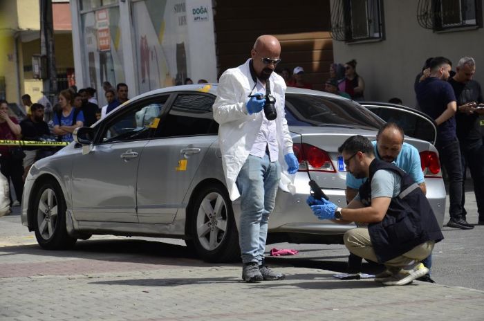 Mersin'de otomobile silahl saldr: Aabey ld, kardei ar yaral