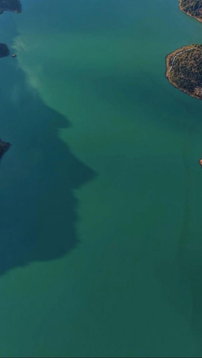 K�br�s'a i�me suyu sa�layan baraj doldu, insan silueti ortaya ��kt�