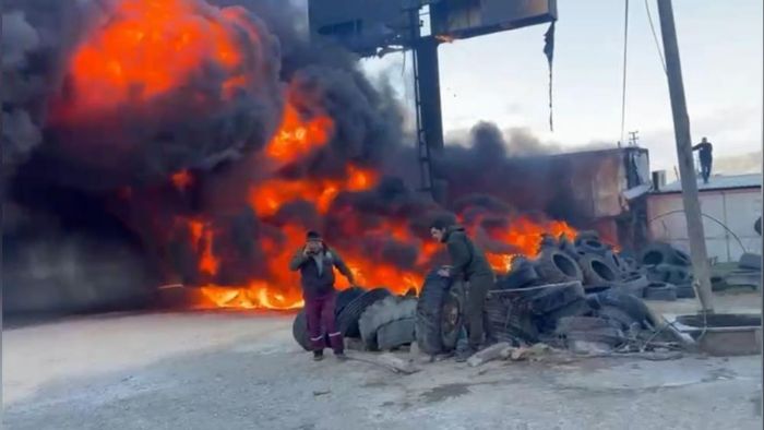 Oto lastik�ide yang�n: D-400'� kara dumanlar kaplad�