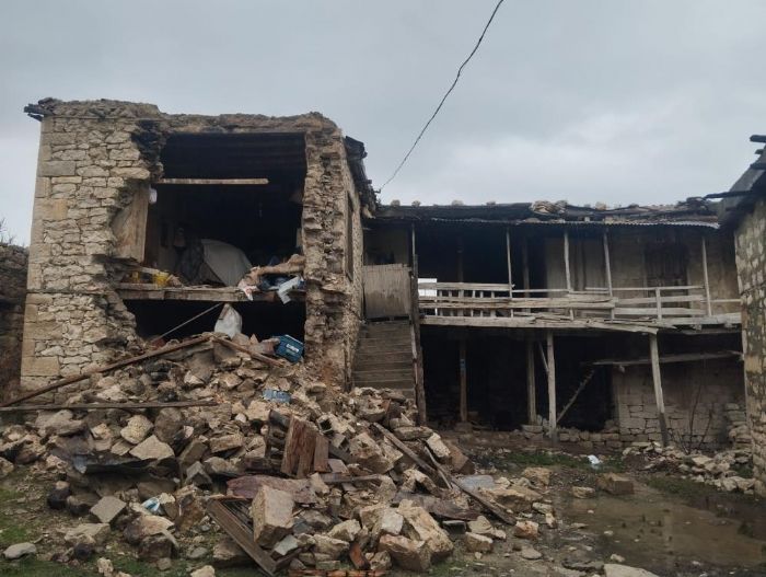 Kom�usu 'adam �ld� evi de y�k�ld�' dedi o anda ev ��kt�