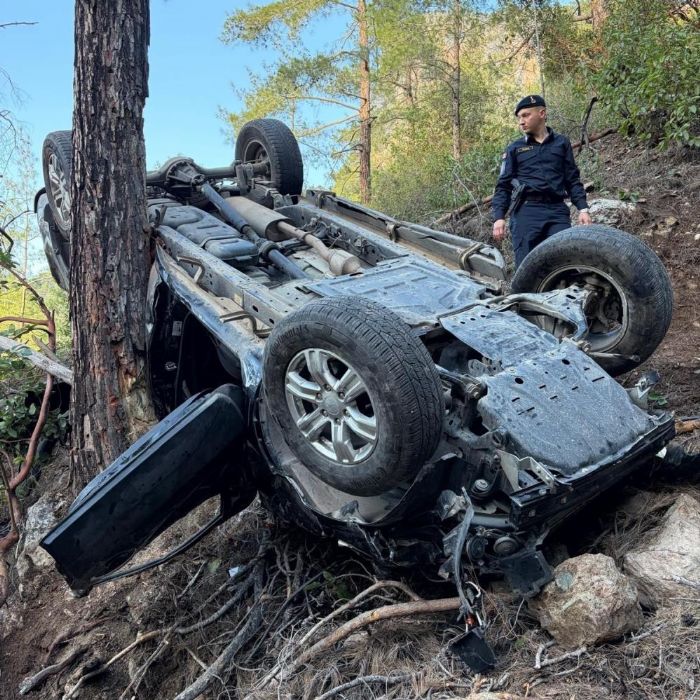 Otomobil u�uruma yuvarland�, �ocuk s�r�c� hayat�n� kaybetti