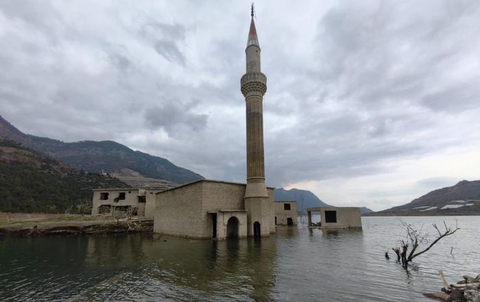 Anamur�da sular alt�nda kalan k�yden geriye bir minare kald�