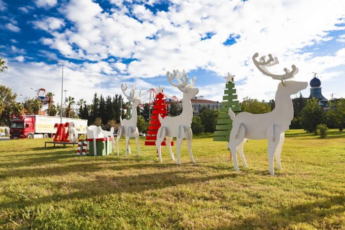 Geri d�n���mle haz�rlanan yeni y�l s�slemeleri Mersin'i renklendirdi