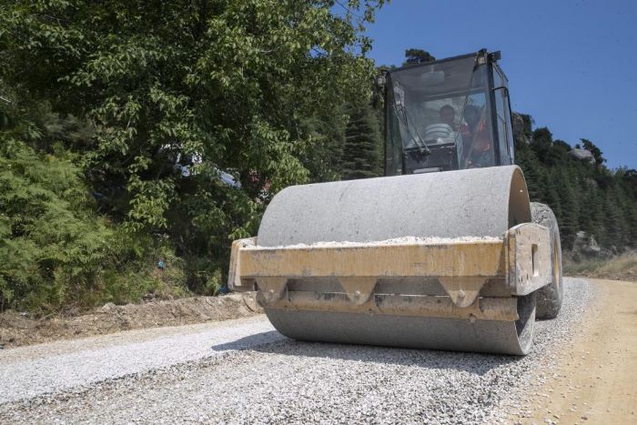 Erdemli'de meler mevkinin yolu yapld