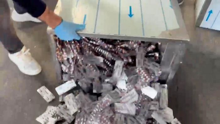 Metal kolilerden binlerce sentetik hap ��kt�: 2 ki�i tutukland�