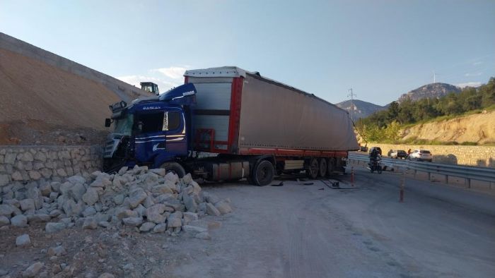 T�r rampaya �arpt�, f�rlayan mermerler minib�s� par�alad�: 1 �l�, 3 yaral�