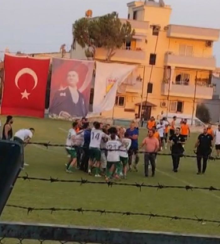 Tarsus'ta futbol turnuvasnda kavga: Futbolcular tekme tokat birbirine girdi