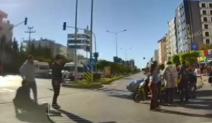 O anlar kamerada: K�rm�z� ���kta ge�en otomobil motosikletliye �arpt�