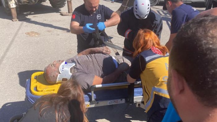 Kamyonet 2 evin arasndaki depoya girdi, yarallar ekiplerin almasyla kurtarld