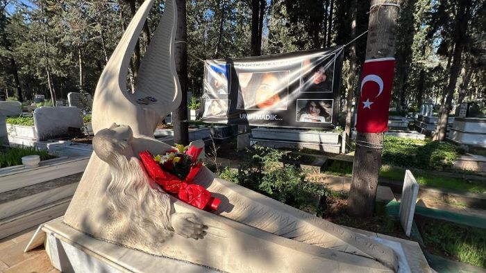 �zgecan Aslan �l�m�n�n 11'inci y�l�nda mezar� ba��nda dualarla an�ld�