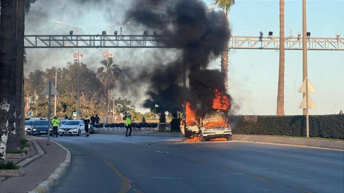 Seyir halindeki otomobil alev alev yand�: 2 ki�i son anda kurtuldu