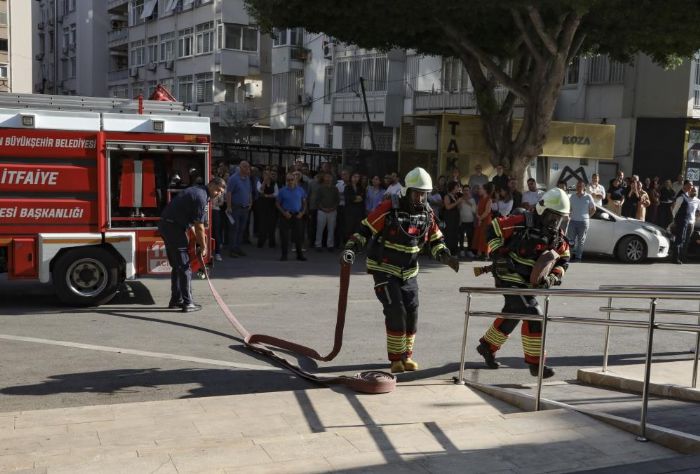 Mersin Bykehir Belediyesi binasnda yangn tatbikat gerekletirildi