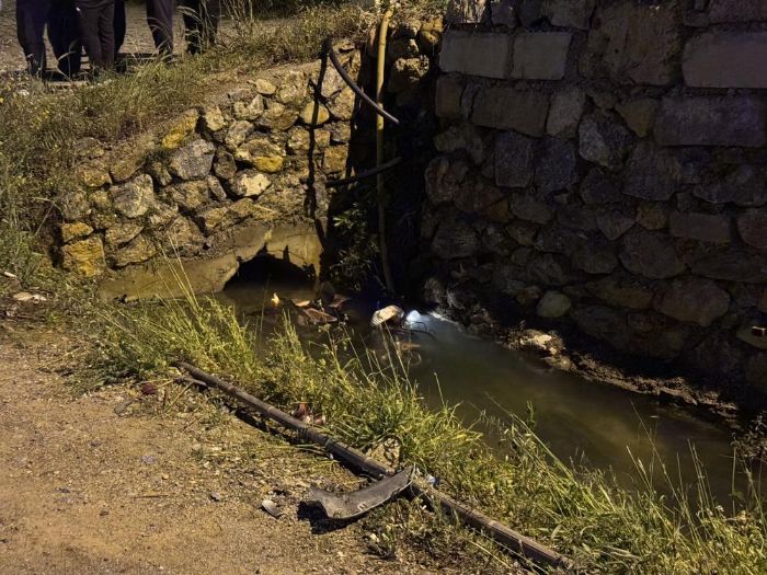 Otomobilin �arpt��� elektrikli bisiklet kanala d��t�: 1 �l�, 1 yaral�