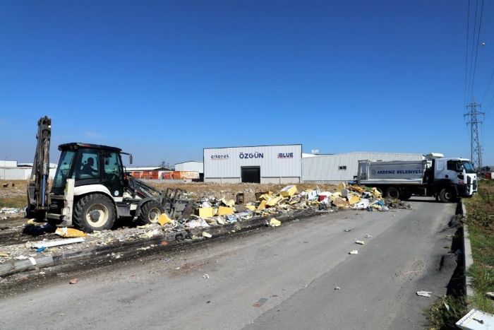 Akdeniz Belediyesi ekipleri ayn blgede tonlarca p ve hurda toplad