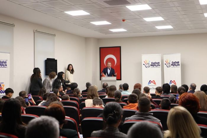 Mersin�de �ocuk Meclisi �yeleri sertifikalar�n� Ba�kan Se�er�den ald�