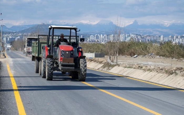 Tarsus'ta �ift�ileri sevindiren yol �al��mas�