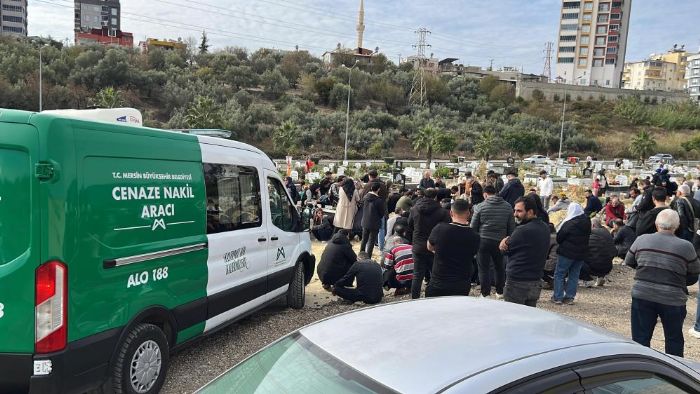 Mersin'de komusu tarafndan ldrlen anne ve olu topraa verildi