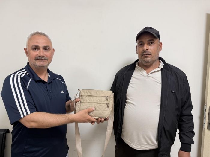 Emekli polis buldu�u i�inde 250 bin TL'lik d�viz olan �antay� sahibine teslim etti