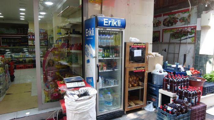 Mersin'de marketin dolabndan su ve merubat alan 2 kii kameraya yakaland