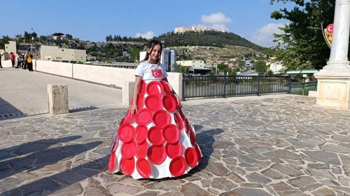 Atklardan kyafetler tasarland, tarihi kprde defile yapld