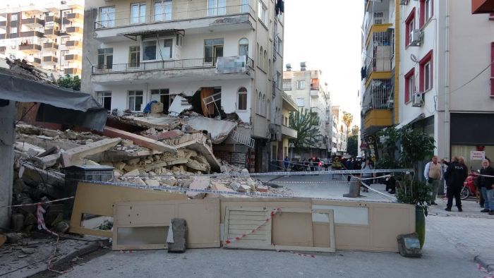 Bina y�k�m� s�ras�nda biti�ik bina zarar g�rd�, facia ucuz atlat�ld�