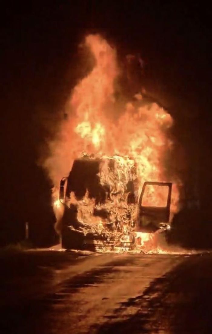 Seyir halindeki t�r alev alev yand�