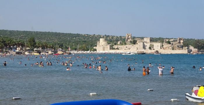 S�caklar geldi, okullar tatil olmadan sahillerde yo�unluk ba�lad�