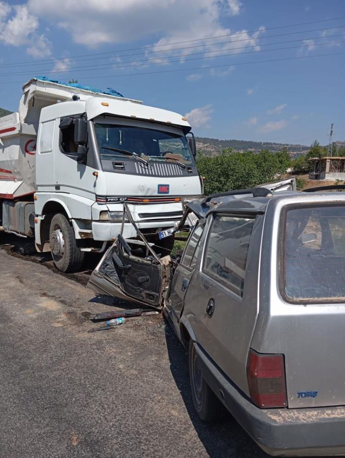 Tarsus'ta kamyon ile otomobil kafa kafaya arpt: 1 yaral