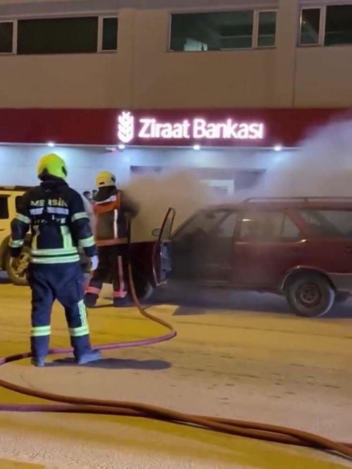 Mersin'de park halindeki ara� yand�