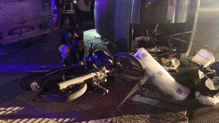 Motosikletle �arp��an hafif ticari ara� devrildi: 3 yaral�