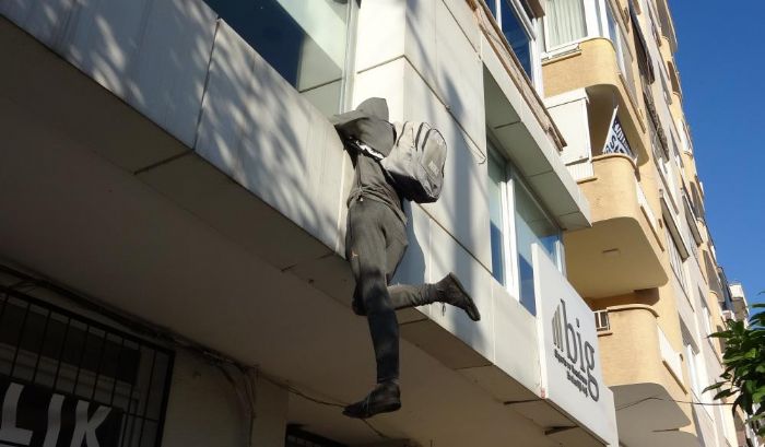 Penceredeki cansz manken hrsz' grenler, polisi aryor, ta atyor