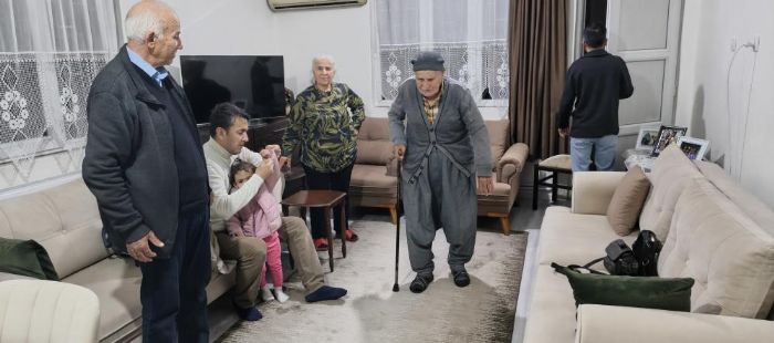 Mustafa dede, 102�nci ya� g�n�n� �ocuklar� ve torunlar�yla kutlad�