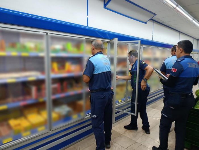 Mersin'de zincir marketlerde etiket ve son kullanma tarihi denetimi