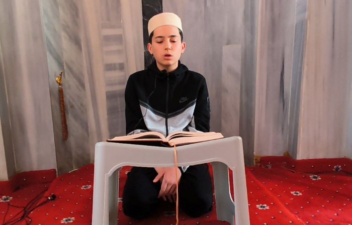 Gen� haf�zlar Ramazan'da camilerde mukabele okuyor