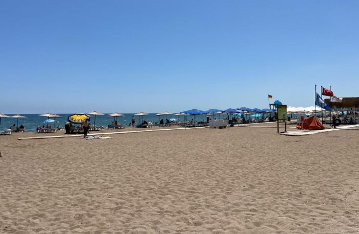 Plajdan kald�r�lmak istenen gen�lere kum f�rlat�ld�: 2 g�zalt�
