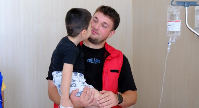 G�n�ll� gen�ler, hastalar�n g�n�llerine dokundu