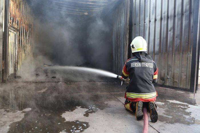 Mersin'de palet imalathanesinde kan yangn kontrol altna alnd