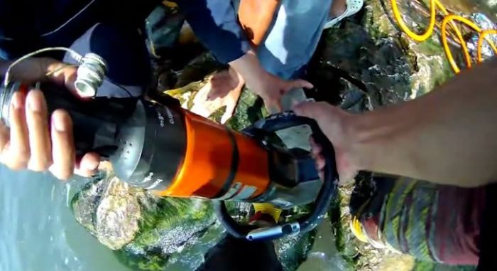 Mersin�de aya�� kayal�klara s�k��an vatanda��n imdad�na itfaiye yeti�ti