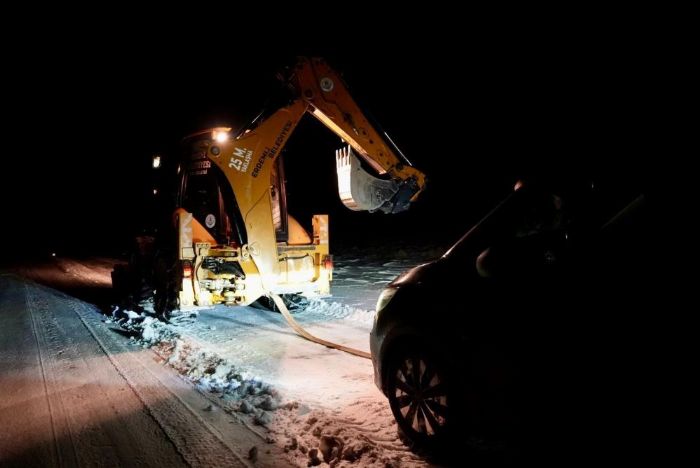 Ara�lar�yla karl� ve buzlu yolda mahsur kalanlar� ekipler kurtard�